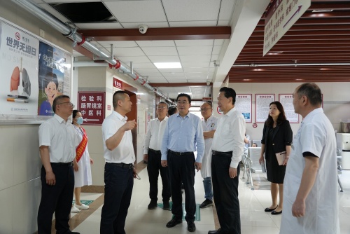 （20240604區(qū)中醫(yī)醫(yī)院）南京中醫(yī)藥大學領導一行蒞臨錫山區(qū)中醫(yī)醫(yī)院實地交流2.jpg